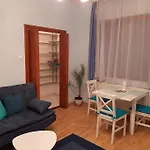 House W Little Tropical Garden *