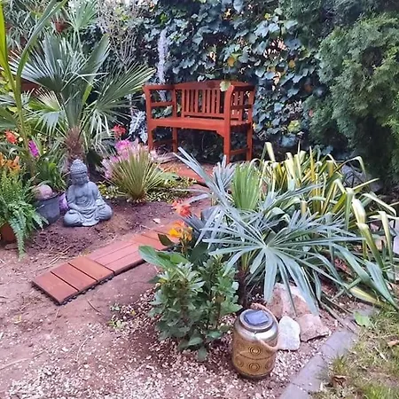 House W Little Tropical Garden Apartment *